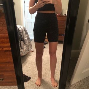 Lululemon Wunder train hr 6 inch- size 6